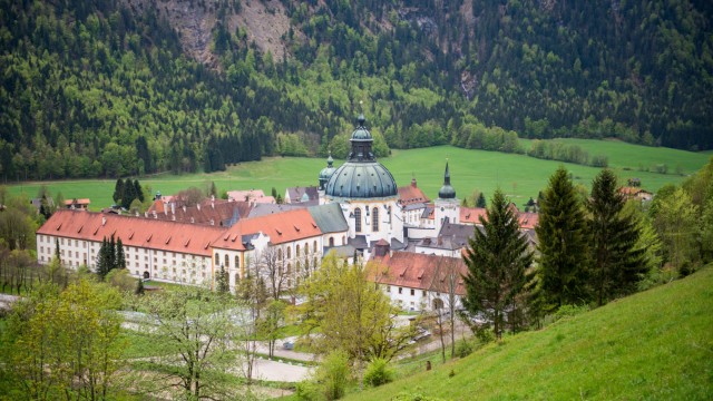 Bierwerbung: Das Kloster Ettal in Oberbayern, aufgenommen von einem Wanderweg.