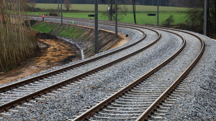 Bahn in Bayern: Nach bisherigen Planungen geht Bayern von Investitionskosten in Höhe von 115 Millionen Euro bei der Elektrifizierung der Maintalbahn aus.