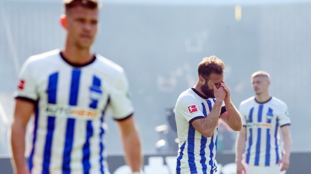 Bundesliga: Hands over your face: Neither Lucas Tousart (middle) nor his teammates Florian Niederlechner (left) and Márton Dárdai can prevent Hertha from being relegated.