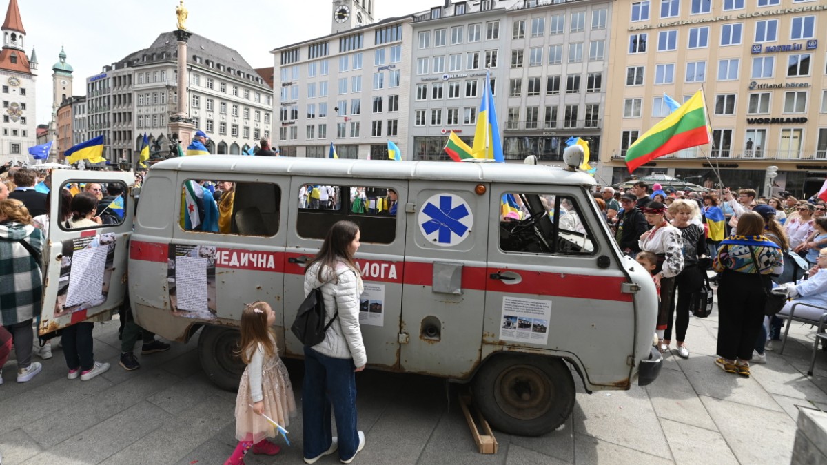 München: Ein zerschossener ukrainischer Krankenwagen als Mahnmal. - München  - SZ.de