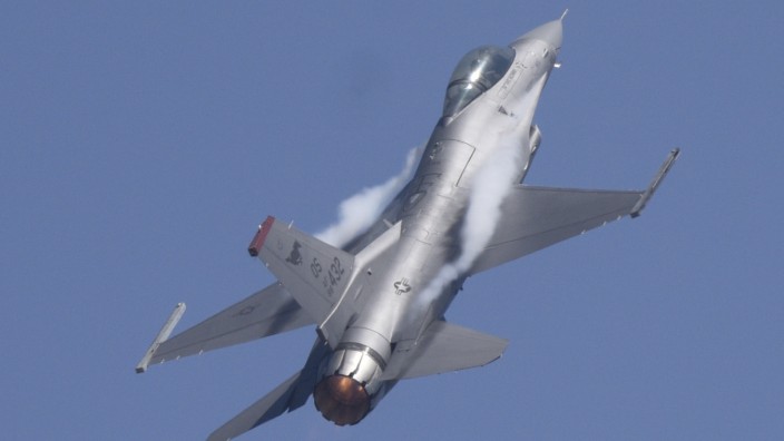 Kampfflugzeuge: An Kampfflugzeugen wie den F-16-Jets wollen die USA zunächst ukrainische Piloten ausbilden. Dann soll entschieden werden, wann und wie viele Flugzeuge geliefert werden.
