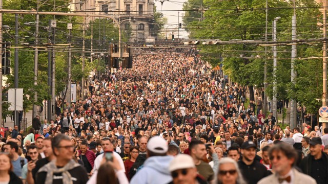 Waffengewalt in Serbien: Die Wut nach der Tat: riesige Proteste in Belgrad am vergangenen Freitag.