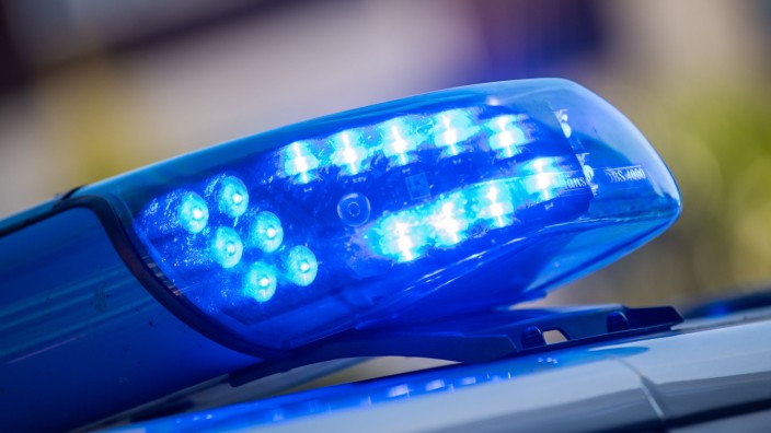 Würzburg: Bislang Unbekannte haben in Geretsried Böller und Raketen auf Autos geworfen, die Polizei bittet um Mithilfe, die Täter zu finden.