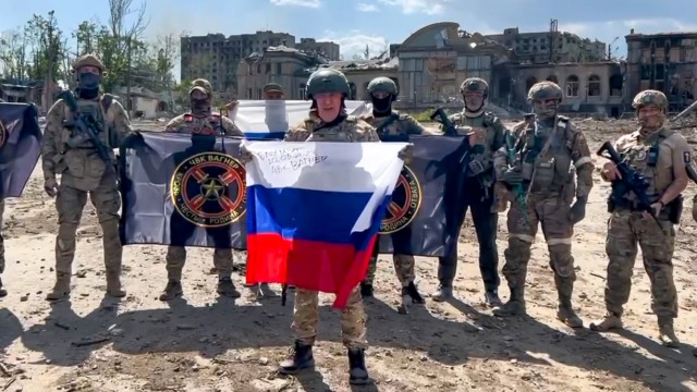 Ukrainekrieg: Vollständig besetzt? Der Chef der Söldnertruppe Wagner, Jewgenij Prigoschin (mit russischer Fahne), behauptet, dass seine Truppen Bachmut kontrollieren.