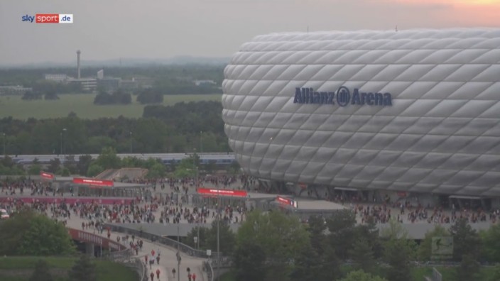 FC Bayern gegen Leipzig: FC-Bayern Fans verlassen die Arena vor Ende.