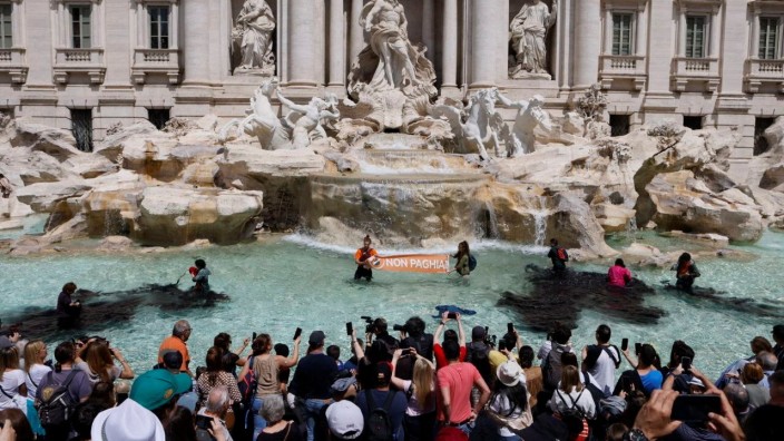 Rom: Ein Bad im Trevi-Brunnen wurde im Film "La Dolce Vita" berühmt - mittlerweile drohen hohe Strafen dafür. In Roms Touristenhotspot Nummer Eins badeten diesmal Klimaaktivisten.