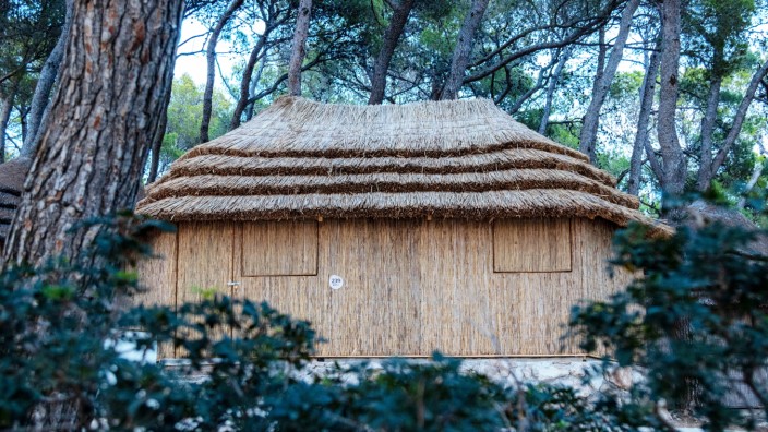 Klimafreundlicher Baustoff: Hingucker: Stroh als Baumaterial kann sich nicht nur bei dieser Hütte an einem kroatischen Strand sehen lassen. Auch in Deutschland kommt es öfter zum Einsatz.