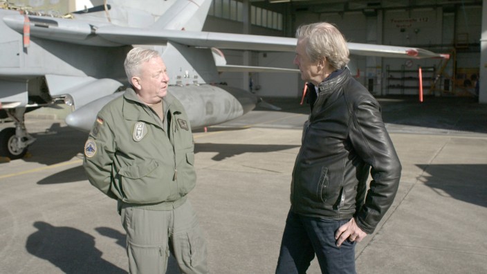 ZDF-Doku mit Claus Kleber: Claus Kleber im Gespräch mit Oberst Thomas Schneider, dessen Piloten Jets mit Atombomben fliegen würden - um "Nadelstiche" zu setzen, wie Schneider es formuliert.