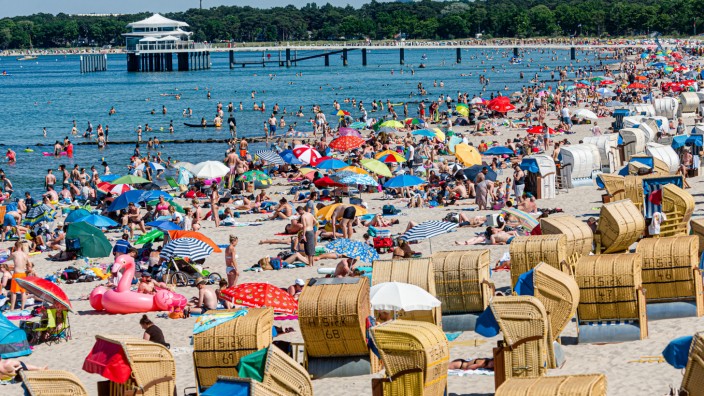 Tourismus: Timmendorfer Strand im Sommer: Deutsche Urlaubsdestinationen erfreuen sich großer Beliebtheit - und müssen nun ein paar Probleme lösen.