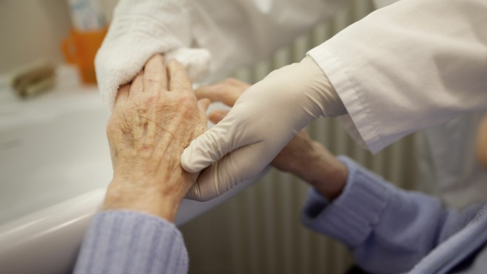 Altenpflege: In Würde altern will wohl jeder, aber es kann sich noch lange nicht jeder leisten.