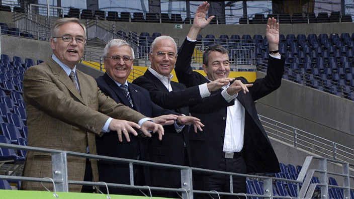Skandal um die WM 2006: Das Präsidium des Organisationskomitees für die Fußball-Weltmeisterschaft 2006 in Deutschland (von links nach rechts): Horst R. Schmidt, Theo Zwanziger, Franz Beckenbauer und Wolfgang Niersbach.