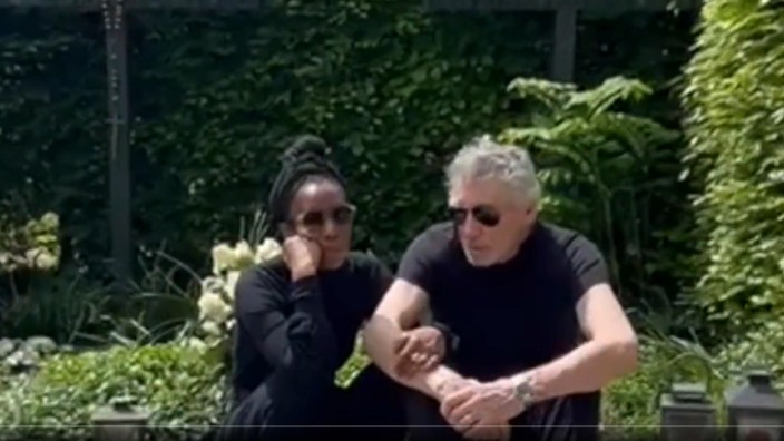 Botschaft vom Friedhof der Weiße-Rose-Mitglieder: Roger Waters mit seiner Frau am Grab der Weiße-Rose-Mitglieder Sophie Scholl, Hans Scholl und Christoph Probst. Der Sänger verbreitete die Aufnahme selbst.