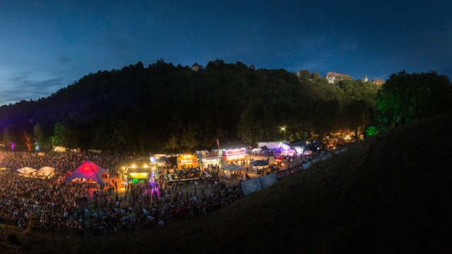 Open-Air-Saison: Beste Lage: Das Taubertal-Festival breitet sich auf der Eiswiese unterhalb der Altstadt von Rothenburg ob der Tauber aus.