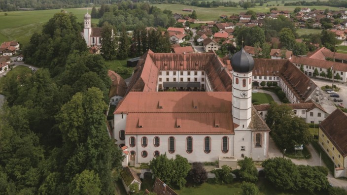 Beuerberg: Die ehemalige Stifts- und jetzige Pfarrkirche St. Peter und Paul (im Bildvordergrund) ist bereits saniert, die Klosteranlage noch nicht.
