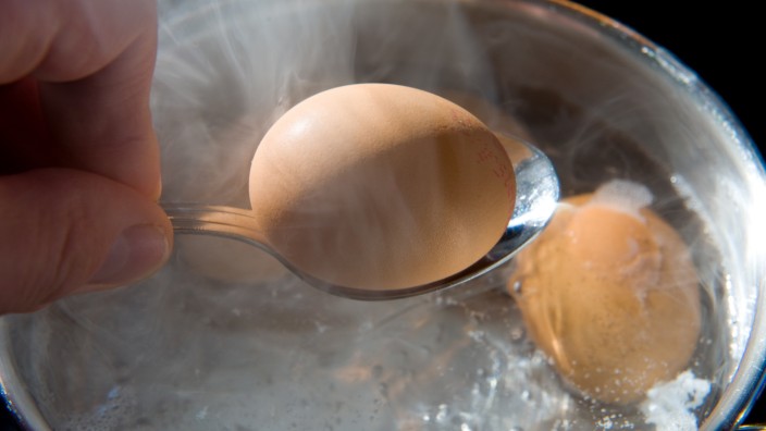 Kolumne: Gewusst wie: Ein bisschen Salz oder Essig, alternativ kann man auch einen Spritzer Zitronensaft ins Kochwasser geben. Das lässt das Eiweiß schneller gerinnen.