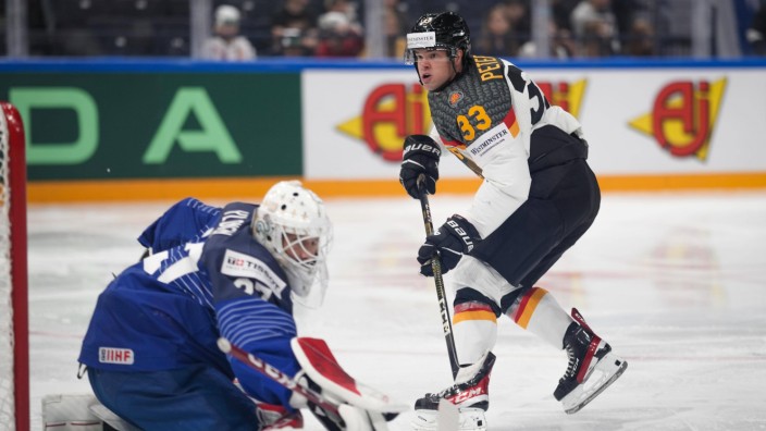 Deutschland bei der Eishockey-WM: Zeit für Erdnüsse auf der Tribüne: NHL-Profi John-Jason Peterka überwindet Frankreichs Torwart Sebastian Ylönen zum vorentscheidenden 3:0.