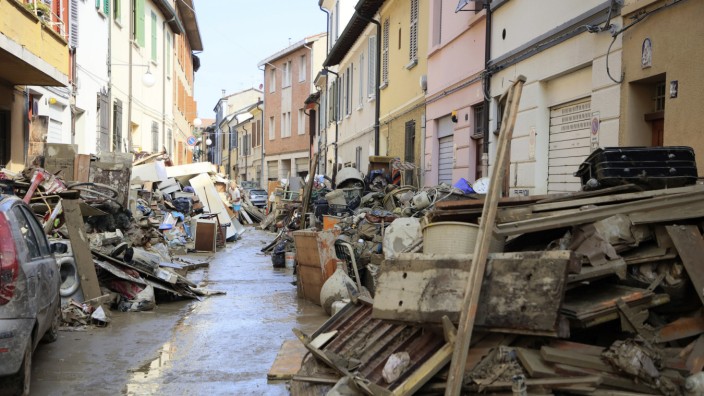 Italien: Wie hier in Faenza sieht es nun in vielen Orten in der italienischen Region Emilia-Romagna aus. Wo das schlammige Wasser eindrang, ist alles ruiniert.