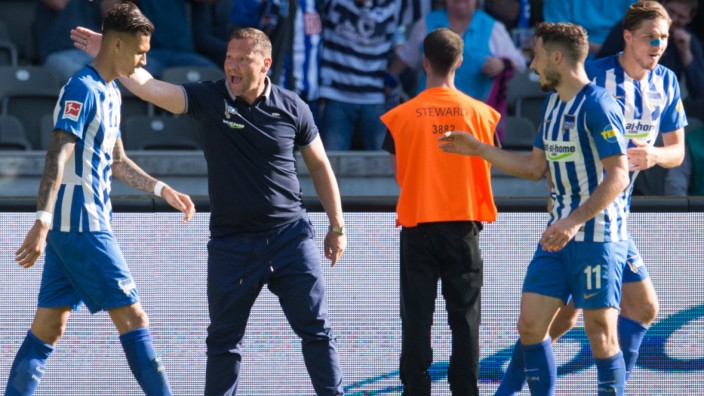Berliner Lizenz nach dem Abstieg: Pal Dardai kam erst kürzlich wieder ins Amt als Hertha-Cheftrainer - jetzt muss er den Abstieg moderieren.