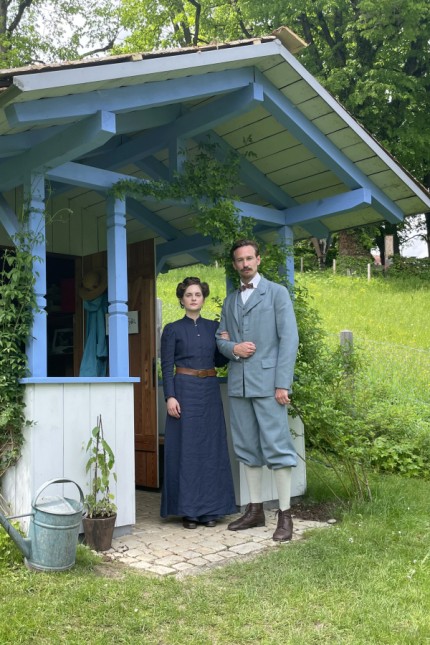 Dreharbeiten zu "Münter & Kandinsky": Die Hauptdarsteller Vanessa Loibl und Vladimir Burlakov vor der Gartenlaube neben dem Münter-Haus in Murnau.