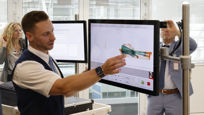 Verkehr in München: Ein Mitarbeiter untersucht Gepäck mit dem neuen CT-Scanner.