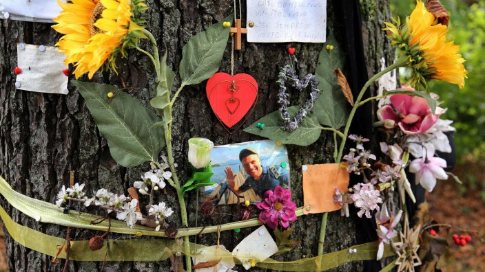 Münchner Kriminalpolizei: Nach dem Mord wurden monatelang am Tatort an der Isar Blumen abgelegt. Heute gibt es die Gedenkstätte nicht mehr.