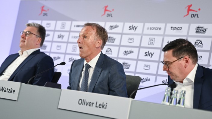 Kein Investor in der DFL: Die beiden DFL-Geschäftsführer Axel Hellmann (li.) und Oliver Leki (re.) sprechen auf der Pressekonferenz zusammen mit dem Aufsichtsratsvorsitzenden Hans-Joachim Watzke.