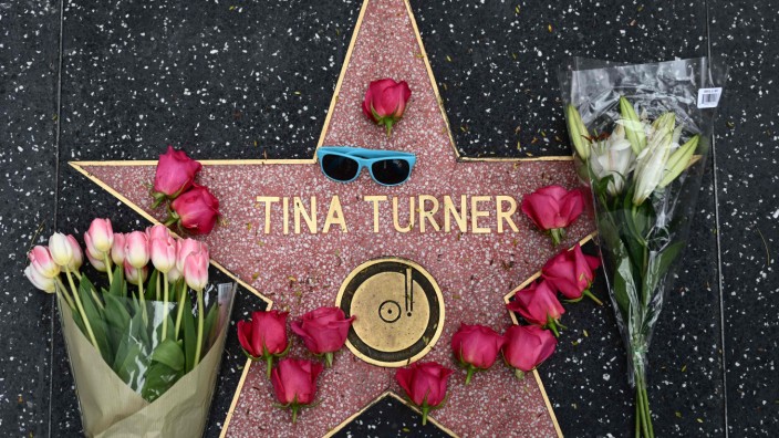 Reaktionen zum Tod von Tina Turner: Trauer in Hollywood: Auf den "Walk of Fame"-Stern von Tina Turner wurden Blumen und eine Sonnenbrille gelegt.