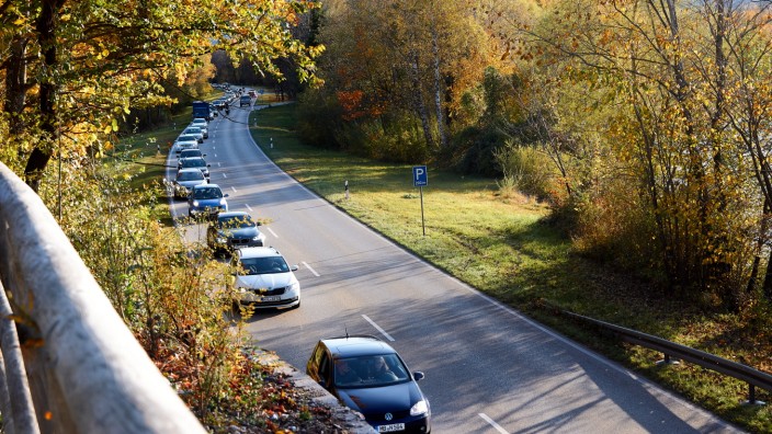 Mobilität im Landkreis: Wie lässt sich der PKW-Verkehr im Rißtal entzerren? Im Oktober soll dazu eine Studie starten.
