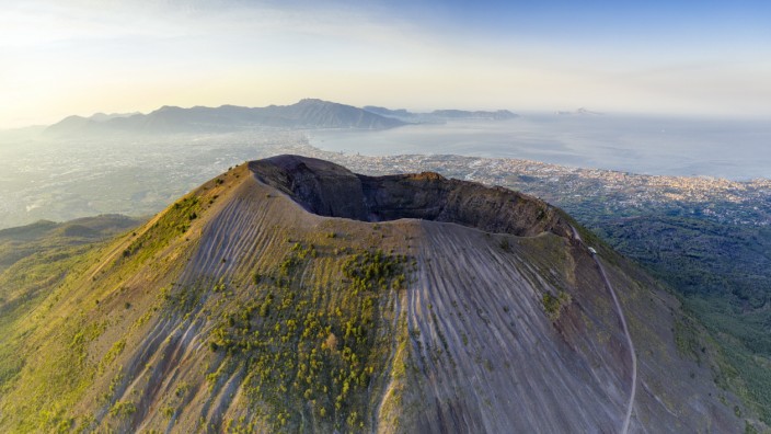 Einmal im Leben: Wer es auf den 1281 Meter hohen Kraterrand des Vesuvs schafft, der hat an klaren Tagen einen wunderbaren Blick über den Golf von Neapel.