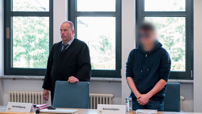 Amtsgericht Bamberg: Der Mann (re.) soll in der Silvesternacht versucht haben, ein Feuer in der Synagoge in Ermreuth zu legen. Im Prozess attestierte ihm der Richter eine rechtsextreme Gesinnung.