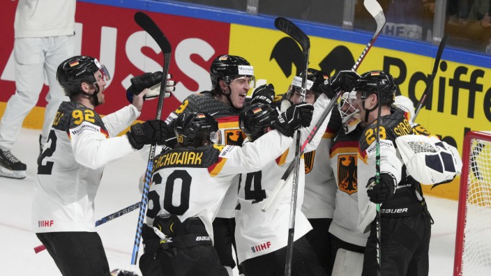 Deutschland im Halbfinale der Eishockey-WM: Die Spieler der deutschen Mannschaft jubeln nach ihrem Sieg.