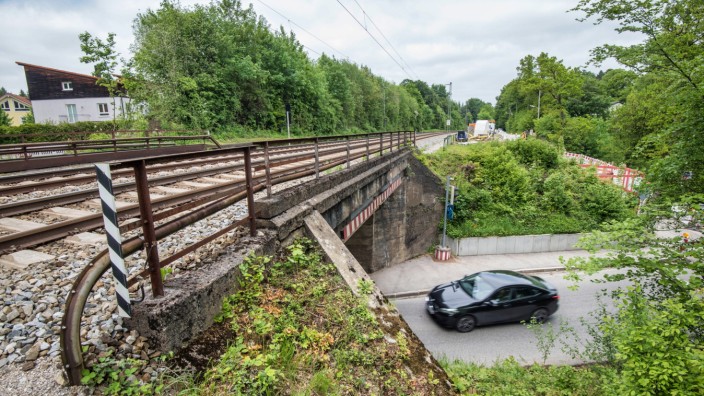 Königswiesen: In Königswiesen wehren sich Anwohner gegen den geplanten Neubau der Eisenbahnbrücke.