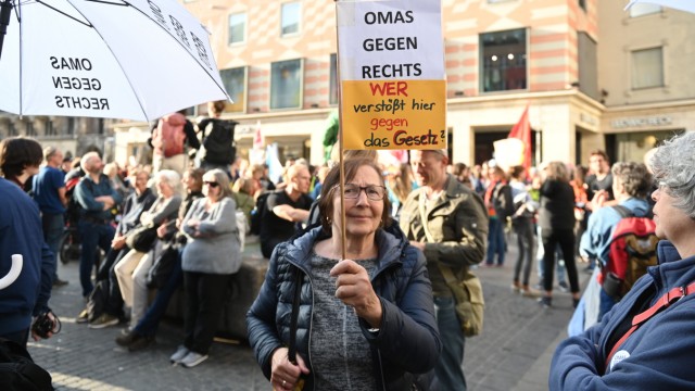 Reaktion auf Razzia: Auch die Omas gegen Rechts fragen nach den Razzien bei Aktivisten der Letzten Generation, wer hier gegen das Gesetz verstößt.