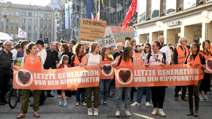 Reaktion auf Razzia: Unterstützung für die "Letzte Generation": Nicht nur Aktivisten der Gruppierung demonstrieren am Donnerstagabend in der Münchner Innenstadt. Hunderte andere Menschen zeigen sich solidarisch.