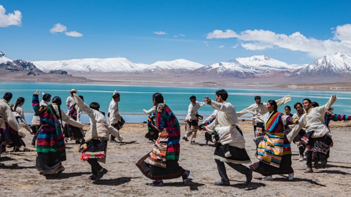 Hanns-Seidel-Stiftung: Atemberaubende Landschaften, tanzende Menschen in Tracht, keinerlei Probleme: So präsentiert die chinesische Regierung Tibet auf organisierten Reisen für ausgewählte Touristen.