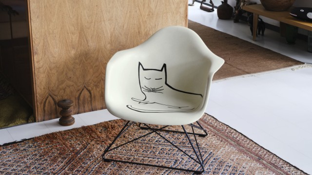 Haben & Sein: Stuhl mit Cat Content von Vitra.