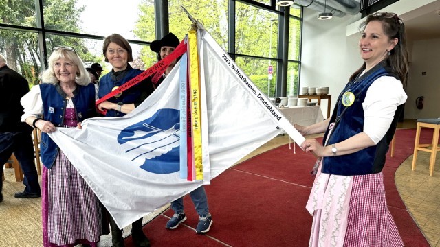 Immaterielles Kulturerbe der Unesco: Gabriele Rüth, Patricija Gilyte aus Litauen und Sabrina Schwenger halten das Banner der Internationalen Flößerei-Vereinigung IATR.
