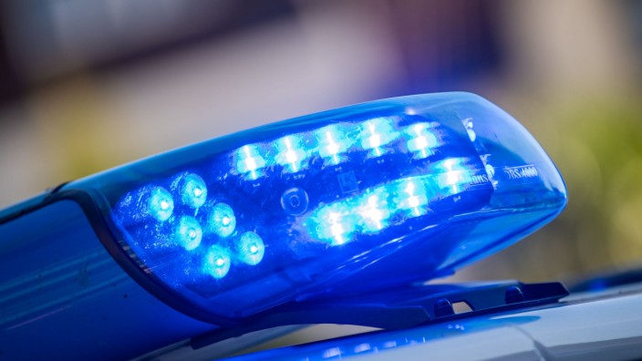 Aus dem Polizeibericht: In Bad Tölz hat am Mittwochabend ein 17-Jähriger ein Auto beschädigt und Polizeibeamte mit Steinen beworfen.