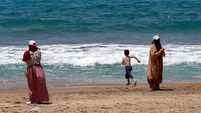 Libanon: Ob Bikini oder Burkini - Frauen in Libanon wollen sich nicht bevormunden lassen. Dieses Bild stammt vom Strand von Sidon, wo kürzlich eine Frau im Bikini und ihr Mann angegriffen worden sind.