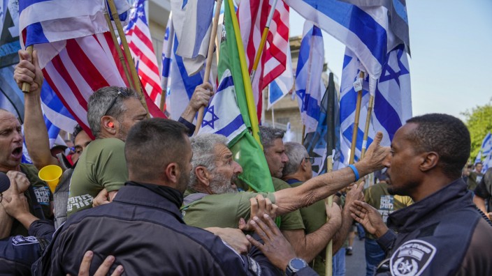 Israel: Manche stellen die Proteste gegen den geplanten Umbau des Justizsystems als Abwehrkampf der alten aschkenasischen Elite gegen die neue, gewählte Mehrheit dar.
