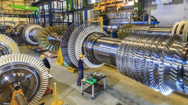 Energiewende: Blick in die Vergangenheit? In Berlin-Moabit montiert Siemens Turbinenschaufeln für Gaskraftwerke.