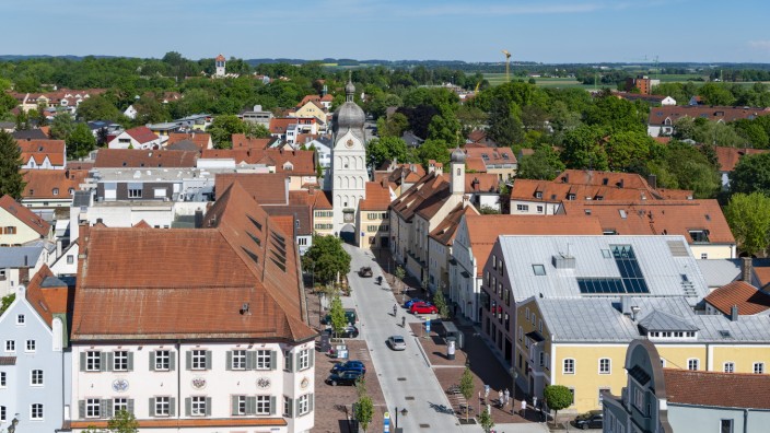 Tourismus: Erding ist schön: Blick vom Stadtturm auf den Schrannenplatz mit dem Erdinger Rathaus (links) und dem Schönen Turm am Ende der Landshuter Straße.