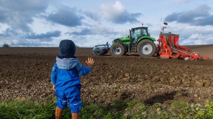 Landwirtschaft: Für Kinder kann ein Bauernhof ein Paradies sein - aber bisweilen auch gefährlich. Der Bauernverband und die Berufsgenossenschaft wollen jetzt Sechs- bis Zwölfjährige aufklären.