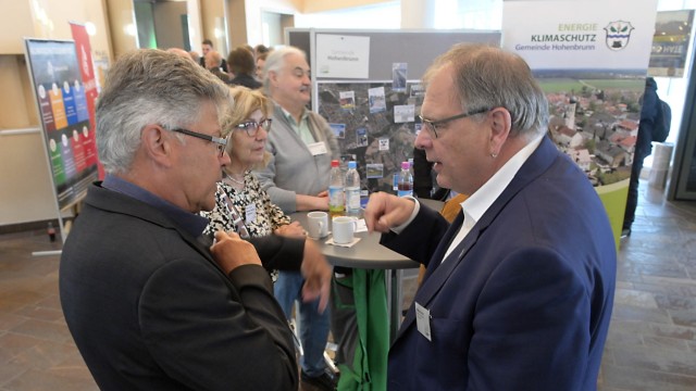 Energiewende: Putzbrunns Bürgermeister Edwin Klostermeier (links) diskutiert mit seinem Amtskollegen Wolfgang Panzer aus Unterhaching (beide SPD).