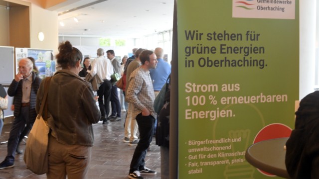 Energiewende: Großes Interesse herrscht an der Klimakonferenz im Kultur- und Kongresszentrum in Taufkirchen, wo sich Städte und Gemeinden mit ihren Projekten in der Vorhalle präsentieren.