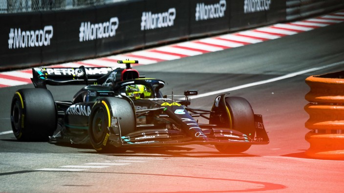 Formel 1: Vor allem die neuen Seitenkästen fallen auf: Lewis Hamilton beim Training in seinem neuen Gefährt.
