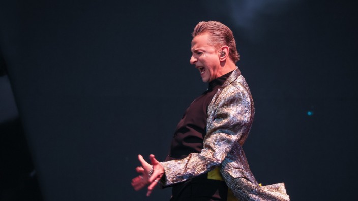 "Depeche Mode" in Leipzig: Mephistophelischer, fangzahniger Giftpriester und einer der schönsten Tänzer im westlichen Fußballstadionkonzertbetrieb: Dave Gahan.