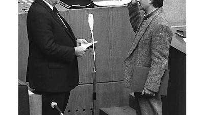 Joschka Fischer: Der Moment, der die Schuhe berühmt macht: Joschka Fischer spricht 1985 seinen Amtseid als erster grüner Minister in der hessischen Landesregierung.