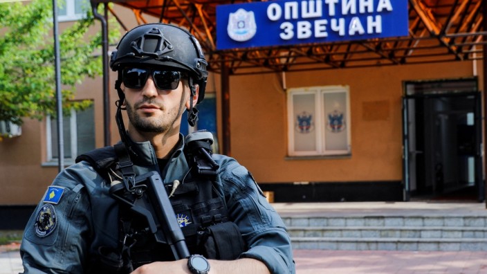 Westbalkan: Ein Mitglied einer kosovarischen Spezialeinheit steht am Samstag vor einem Amtsgebäude in Zvečan. Am Vortag war es zu Ausschreitungen gekommen.