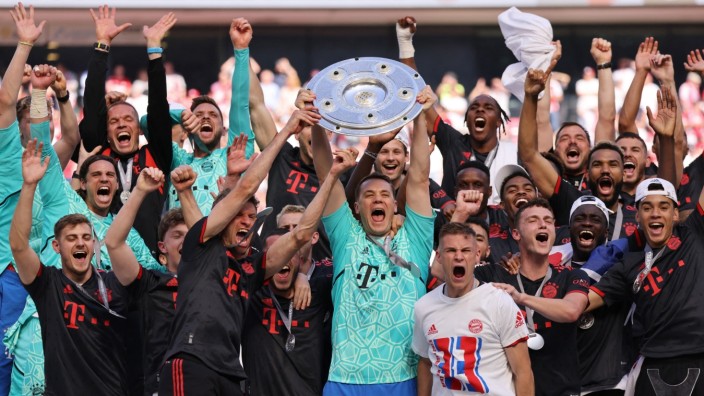 Finale der Bundesliga: Bayern-Kapitän Manuel Neuer spielte zwar verletzungsbedingt nicht gegen Köln, nahm aber die Meisterschale entgegen.